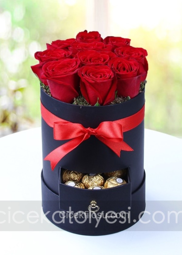 Kutuda Kırmızı Güller ve Çikolatalar